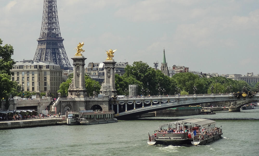Bateaux Parisiens boat cruises and tours along the River Seine